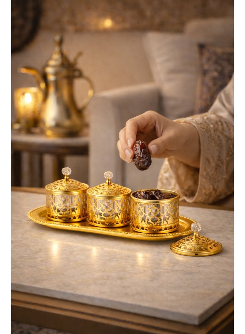 أولودينيز  طقم ضيافة رمضاني فاخر من 4 قطع – قاعدة معدنية مع 3 علب زجاجية بزخارف إسلامية - Image 1